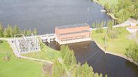 Ilmakuvassa näkyy vesistössä oleva punatiilinen vesivoimalaitos. 