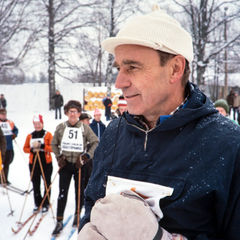 Pääministeri, Suomen Pankin pääjohtaja Mauno Koivisto hiihtämässä vuonna 1979.