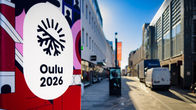 Oulun keskustassa mainostetaan vuoden 2026 kulttuuripääkaupunkivuotta kirkkaassa auringonpaisteessa.