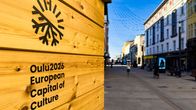 Oulun kävelykatu koristeltuna Oulu2026-kulttuuripääkaupunkivuoden tunnuksin.