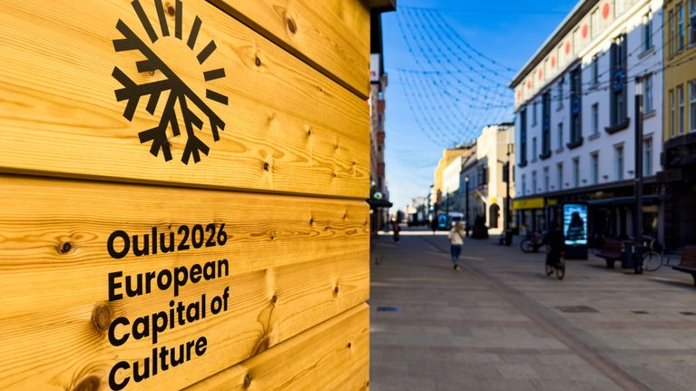 Oulun kävelykatu koristeltuna Oulu2026-kulttuuripääkaupunkivuoden tunnuksin.