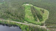 Ilmakuva Vimpelinvaarasta, jonka laella kulkee kapea polku ja näkyvissä on radiomasto.