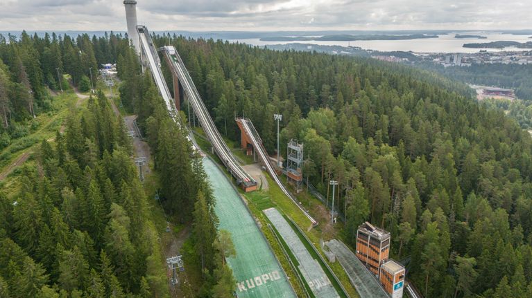 Kuopion Puijon hyppyrimäet ilmasta kuvattuna.