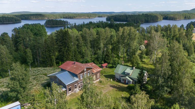 Kuvauspaikkana oli tämä kartano Rautalammilla.