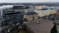 Hämeenlinnan keskustaa. Kolme- ja neljäkerroksisia taloja, keskellä Raatihuone, etualalla tori.