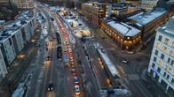 Ruuhkaista liikennettä Teollisuuskadulla Helsingissä.