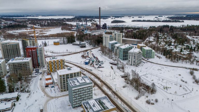 Taustalla näkyvällä Suomenojan voimalaitosalueella alettiin polttaa kivihiiltä kaukolämmöksi vuonna.