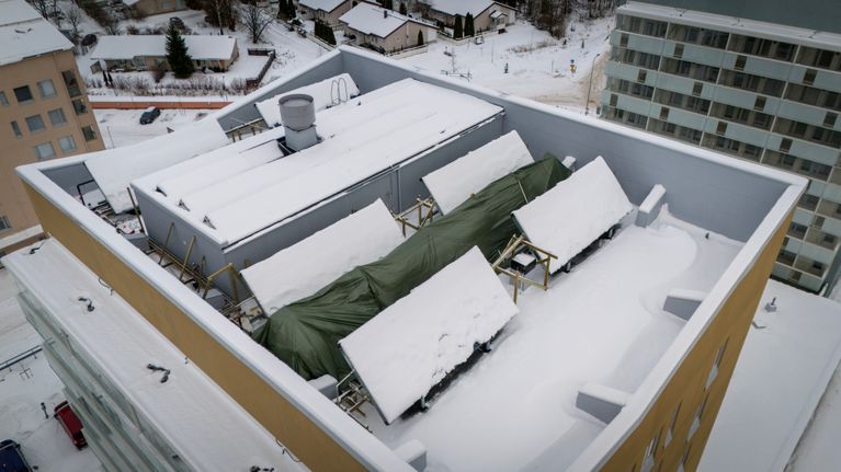 TA-yhtiöiden Asumisoikeustalot saavat lämpöä myös katon aurinkokeräimistä – kunhan vain lumet sulavat ja kelit lämpenevät. Kesäisin niiden avulla lämmitetään myös vuokratalojen vettä.