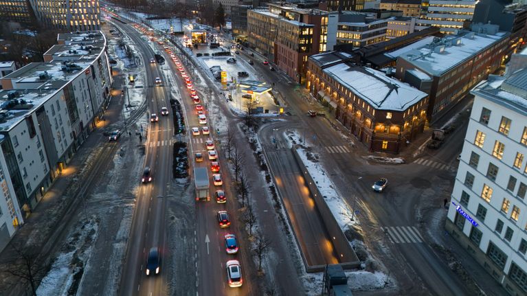 Ruuhkaista liikennettä Teollisuuskadulla Helsingissä.