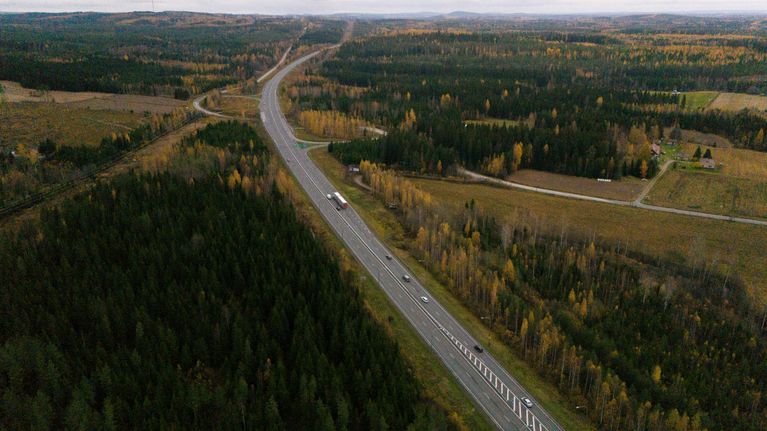 Leppävirralta tuleva valtatie 5 yhdistyy Kuopion moottoritiehen.