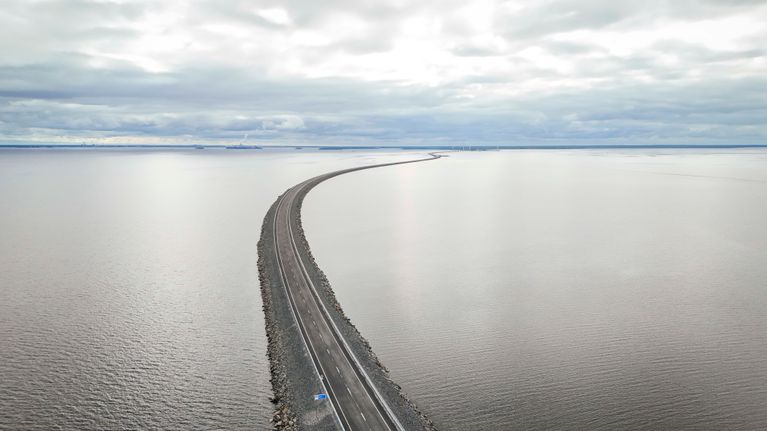 Ilmakuva Oulun Hailuotoon johtavasta tiestä.