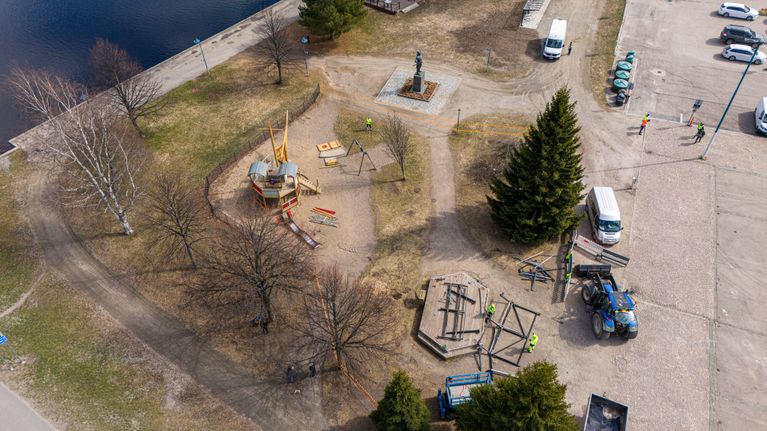 Kajaanin Kauppatorin leikkipuiston sekä esiintymislavan purkutyömaat ilmasta kuvattuna.