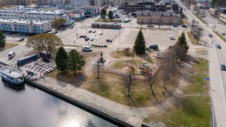 Kajaanin kauppatori ilmasta kuvattuna.