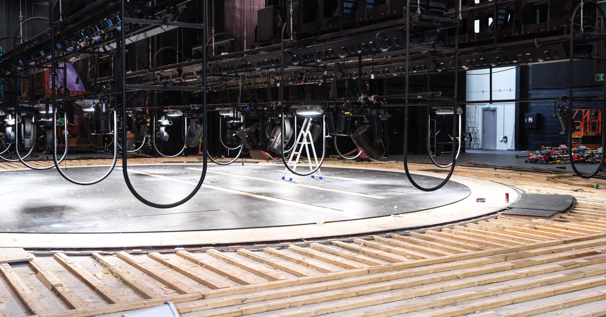 Juuri kun väki olisi päässyt teatteriin, sattui poikkeuksellinen myrsky – tältä Oulun teatterin tuhoutuneen katon alla näyttää nyt