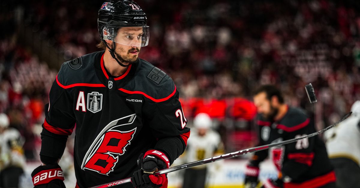 Kommentti: Huh-heijaa mikä hulluttelu NHL:n finaaliavauksesta tuli - Aho jatkaa varjoissa vaeltelua