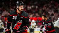 Carolinan Sebastian Aho keskittyneenä ennen ottelun alkua.