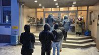Jonottavia nuoria rakennuksen ulkopuolella Espoossa.
