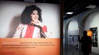 Narges Mohammadin muotokuva esillä näyttelytilassa.