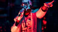 The Weeknd esiintymässä Amsterdamissa heinäkuussa krominen maski naamallaan.