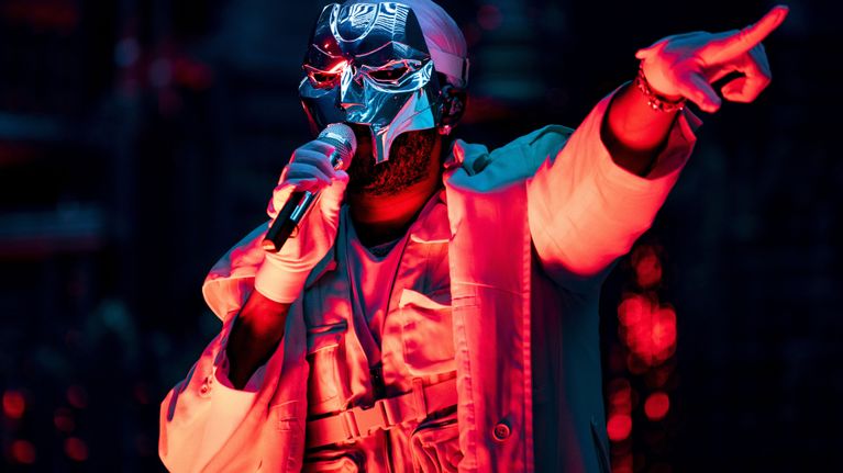 The Weeknd esiintymässä Amsterdamissa heinäkuussa krominen maski naamallaan.