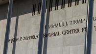 Rakennus jonka seinässä lukee Donald J. Trump and the John F. Kenneyd Memorial Center. 