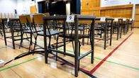 Koulun liikuntasali muutettu ylioppilaskirjoitusten tarpeisiin.