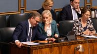 Petteri Orpo ja Riikka Purra keskustelevat ministeriaitiossa.