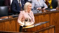Riikka Purra puhuu eduskunnassa.