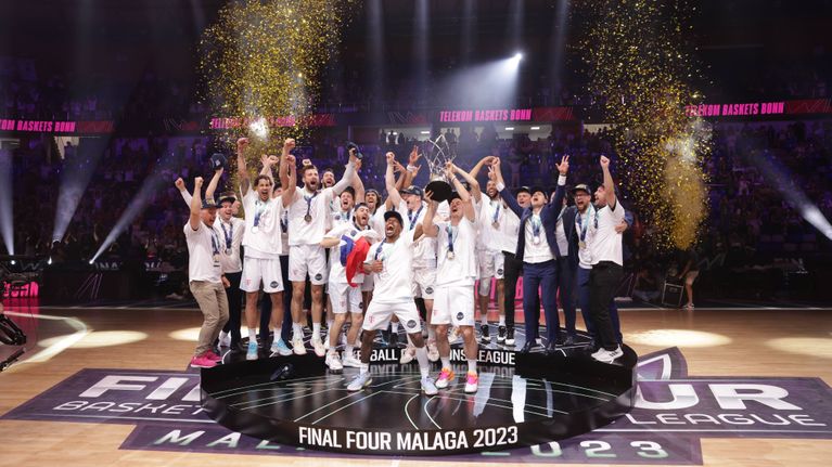 Baskets Bonn firar sin Champions League-ttiel.