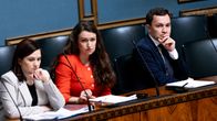 Anna-Kaisa Ikonen  ja Wille Rydman ministeriaitiossa eduskunnan istuntosalissa.