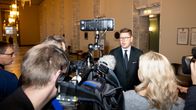Antti Lindtman puhuu medialle eduskunnan Valtiosalissa.