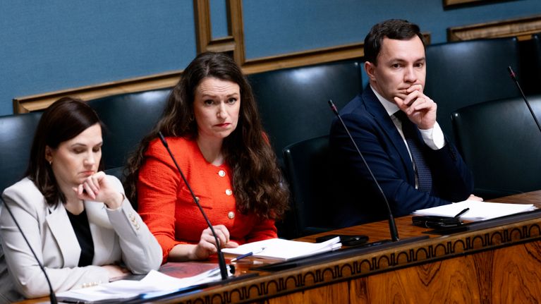 Anna-Kaisa Ikonen  ja Wille Rydman ministeriaitiossa eduskunnan istuntosalissa.