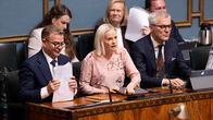 Petteri Orpo, Riikka Purra ja Anders Adlercreutz ministeriaitiossa eduskunna istuntosalissa.