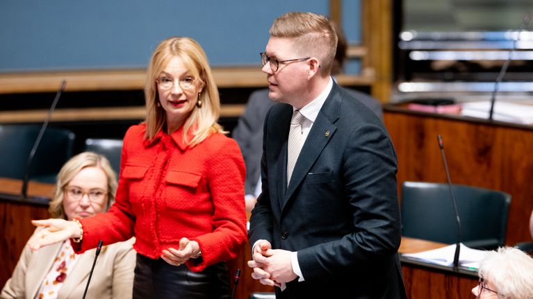 Antti Lindtman ja Tytti Tuppurainen eduskunna istuntosalissa.