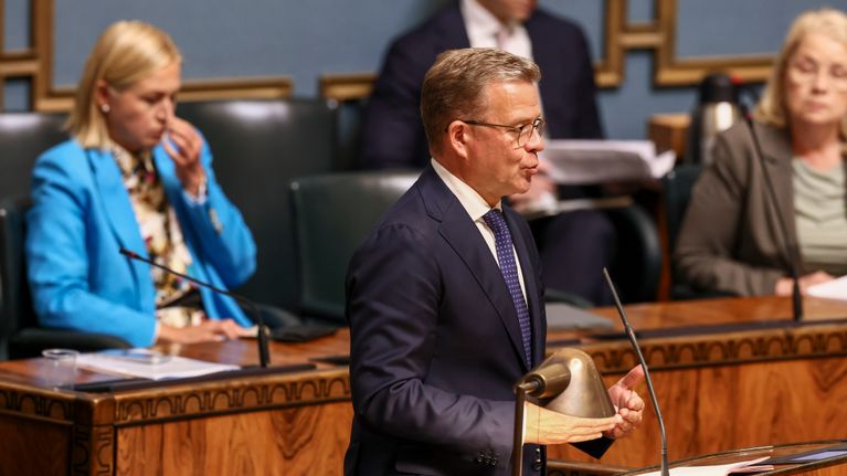 Petteri Orpo pitää puhetta eduskuntasalissa.