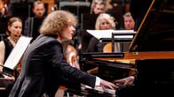 Piotr Pawlak soittamassa pianoa Maj Lind -pianokilpailu (2022) orkesterifinaaleissa.
