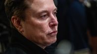 Elon Muskin kasvot lähikuvassa.