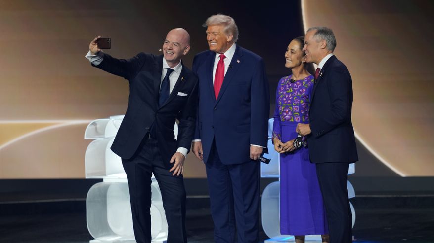 Kansainvälisen jalkapalloliiton Fifan puheenjohtaja Gianni Infantino poseerasi vuoden 2026 MM-järjestäjämaiden valtionjohtajien kanssa. 