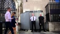 Banksyn uusinUusi Banksyn seinämaalaus Royal Courts of Justice -rakennuksessa on peitetty ja vartioidaan turvallisuushenkilöstön toimesta.
