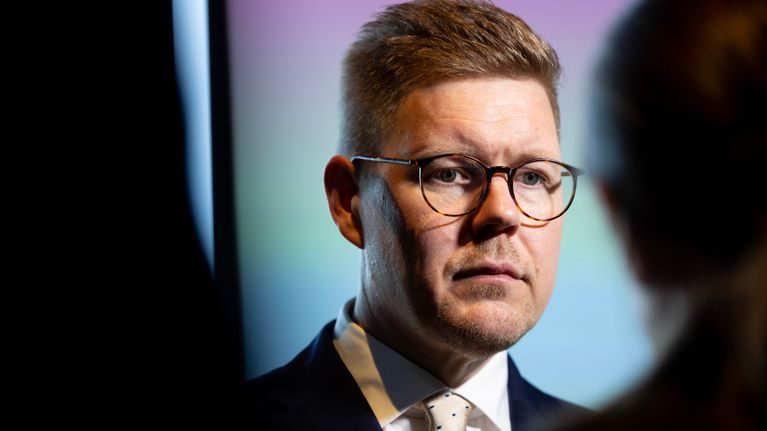 Antii Lindtman media haastattelussa.