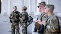 Louisianan kansalliskaartin sotilaita seisokelemassa ulkona.
