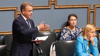 Petteri Orpo i kostym står och talar i riksdagen.