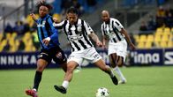 Loic Essomba i närkamp med Jayden Turfkruier.