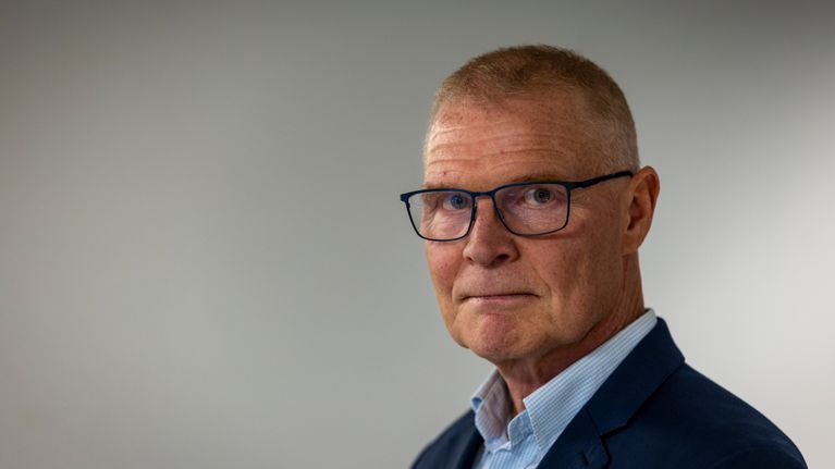 Chefsöverläkare Peter Nieminen tittar in i kameran. 