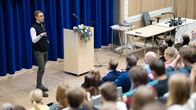 Kokoomuksen presidenttiehdokas Alexander Stubb puhuu Kauhavan lukiolla.