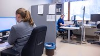Euran terveyskeskuksessa etähoitajat tekevät töitä puhelimilla.