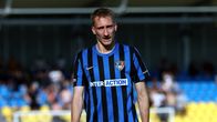 FC Interiä edustava Florian Krebs seisoo jalkapallokentällä.