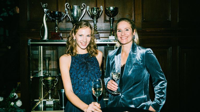  Tove, Jaana (Stella Leppikorpi, Laura Malmivaara). 