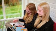Pomarkun lukiossa opiskelevat Emma Lindfors ja Julianna Lepistö oppikirjojensa kanssa.