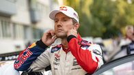 Sebastien Ogier pitää sormia korvillaan.